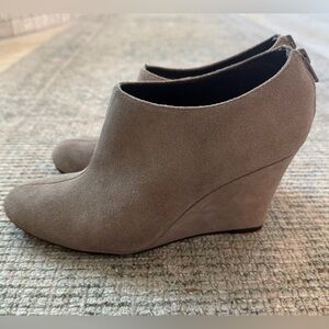 Naturalizer Tan Wedge Booties Sleek Design
